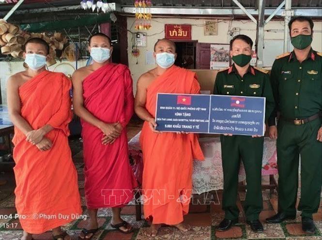 Trong ảnh: Đại diện Binh đoàn 11, Bộ Quốc phòng Việt Nam trao quà cho chùa Thatluang, thủ đô Viêng Chăn nhằm hỗ trợ phòng, chống dịch COVID-19 (13/5/2021). Ảnh: Thu Phương, phóng viên TTXVN tại Lào
