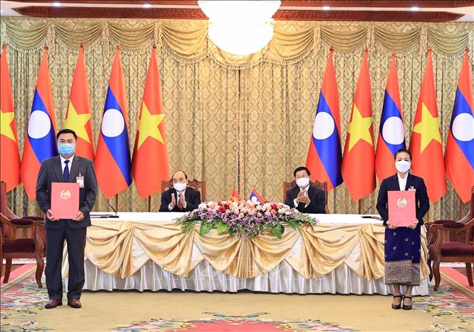 Chủ tịch nước Nguyễn Xuân Phúc và Tổng Bí thư, Chủ tịch nước Lào Thongloun Sisoulith chứng lễ ký kết văn kiện hợp tác giữa các Bộ, ngành và doanh nghiệp 2 nước trong chuyến thăm chính thức Lào (9/8/2021) Ảnh : Thống Nhất – TTXVN