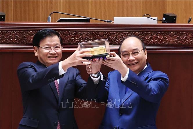 Chủ tịch nước Nguyễn Xuân Phúc trao mô hình Toà Nhà Quốc hội mới cho Tổng Bí thư, Chủ tịch nước Lào Thongloun Sisoulith - biểu tượng của mối quan hệ hữu nghị vĩ đại, tình đoàn kết đặc biệt và hợp tác toàn diện giữa Việt Nam và Lào (10/8/2021). Ảnh: Thống Nhất – TTXVN