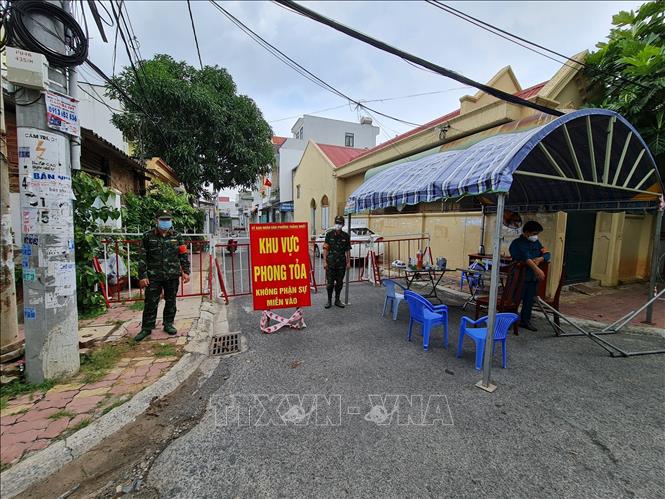 Trong ảnh: Một địa điểm phong tỏa tại phường Thắng Nhất, thành phố Vũng Tàu nơi vừa xuất hiện ổ dịch lây nhiễm SARS-CoV-2 mới tại đây. Ảnh: Hoàng Nhị- TTXVN