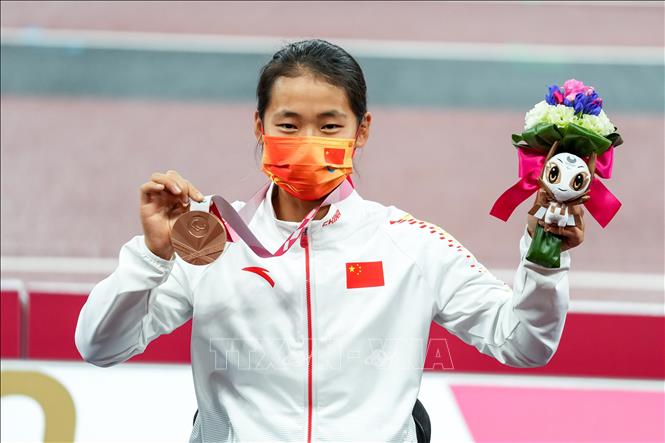 Trong ảnh: VĐV Trung Quốc Zhou Zhaoqian giành HCĐ nội dung đua xe lăn 400m nữ, hạng thương tật T54, tại Paralympic Tokyo 2020 ở Nhật Bản, ngày 2/9/2021. Ảnh: THX/TTXVN  