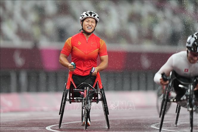 Trong ảnh: VĐV Trung Quốc Zhou Zhaoqian (trái) cán đích nội dung đua xe lăn 400m nữ, hạng thương tật T54, tại Paralympic Tokyo 2020 ở Nhật Bản, ngày 2/9/2021. Ảnh: THX/TTXVN  