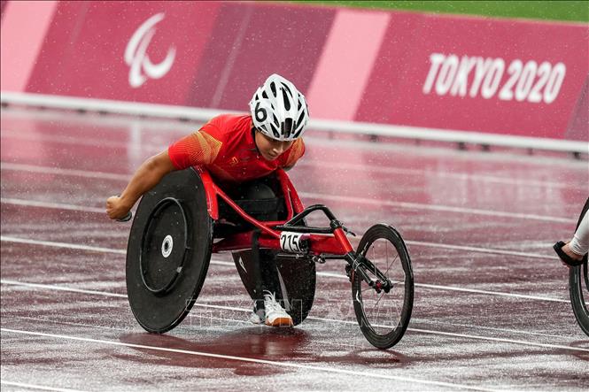 Trong ảnh: VĐV Trung Quốc Zhou Zhaoqian tranh tài ở nội dung đua xe lăn 400m nữ, hạng thương tật T54, tại Paralympic Tokyo 2020 ở Nhật Bản, ngày 2/9/2021. Ảnh: THX/TTXVN  