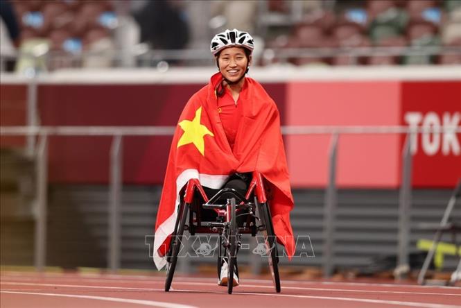 Trong ảnh: VĐV Trung Quốc Zhou Zhaoqian cán đích xuất sắc và giành HCV nội dung đua xe lăn 100m nữ, hạng thương tật T54, tại Paralympic Tokyo 2020 ở Nhật Bản, ngày 1/9/2021. Ảnh: GETTY IMAGES/TTXVN