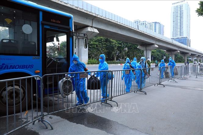 Trong ảnh: Người dân lên xe di chuyển đến khu cách ly. Ảnh: Tuấn Anh - TTXVN