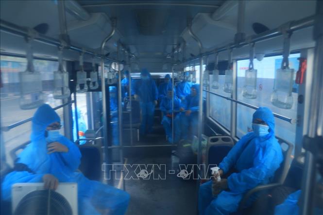Trong ảnh: Người dân lên xe di chuyển đến khu cách ly. Ảnh: Tuấn Anh - TTXVN