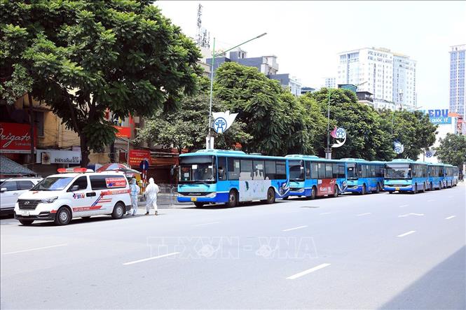 Trong ảnh: Từ 13 giờ 30 chiều 3/9, các xe đã chuẩn bị sẵn sàng chở người dân khu vực điểm nóng ngõ 328 và 330 Nguyễn Trãi đến khu cách ly. Ảnh: Tuấn Anh - TTXVN