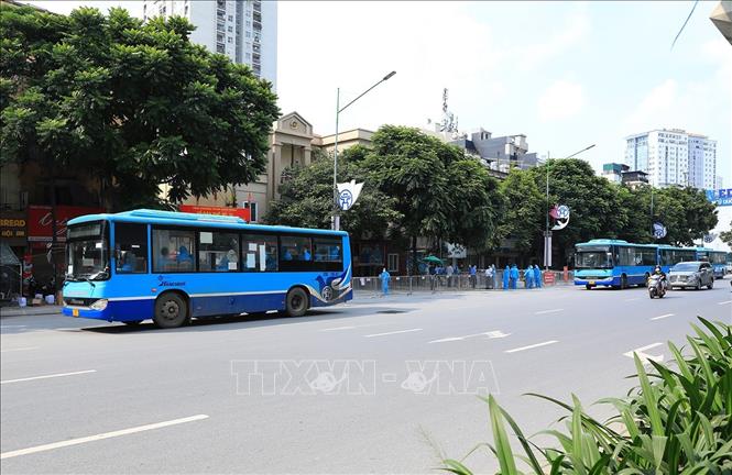 Trong ảnh: Những chuyến xe cuối cùng dời phường Thanh Xuân Trung đưa người dân đến khu cách ly. Ảnh: Tuấn Anh - TTXVN