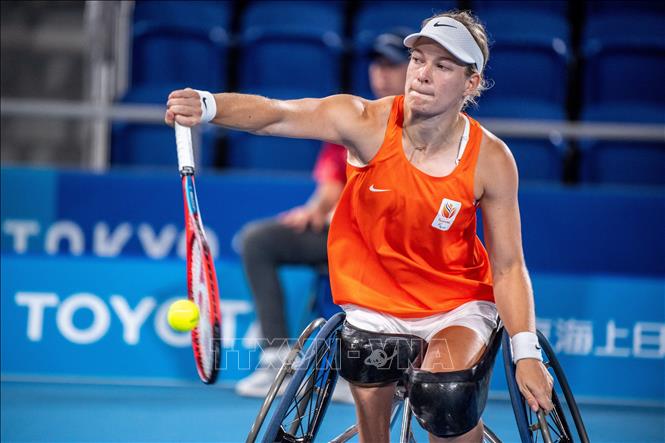 Trong ảnh: VĐV Diede de Groot của Hà Lan thi đấu ở nội dung quần vợt xe lăn đơn nữ tại Paralympic Tokyo 2020 ở Nhật Bản ngày 3/9/2021. Ảnh: AFP/TTXVN