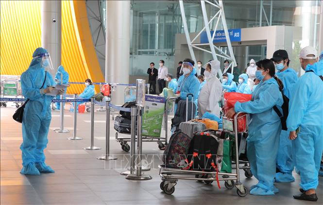 Trong ảnh: chuẩn bị đưa các thai phụ về khu cách ly. Ảnh: Nguyễn Dũng - TTXVN 