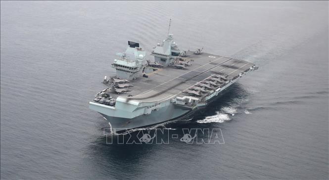 Trong ảnh: Tàu sân bay HMS Queen Elizabeth của Anh di chuyển trên vùng biển phía Đông Hàn Quốc ngày 31/8/2021. Ảnh: Yonhap/TTXVN