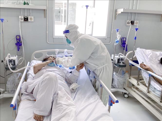 Photo: Doctors from the Hanoi-based Viet Duc Hospital take care for COVID-19 patients at the emergency resuscitation temporary hospital No. 13 in Ho Chi Minh City./.