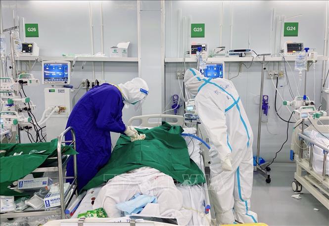 Photo: Doctors from the Hanoi-based Viet Duc Hospital take care for COVID-19 patients at the emergency resuscitation temporary hospital No. 13 in Ho Chi Minh City./.