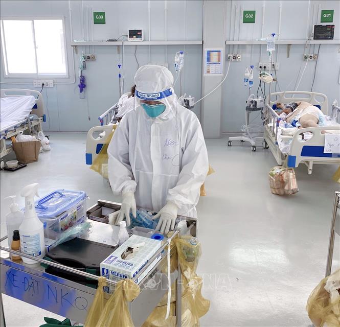 Photo: Doctors from the Hanoi-based Viet Duc Hospital take care for COVID-19 patients at the emergency resuscitation temporary hospital No. 13 in Ho Chi Minh City./.