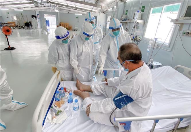 Photo: Doctors from the Hanoi-based Viet Duc Hospital take care for COVID-19 patients at the emergency resuscitation temporary hospital No. 13 in Ho Chi Minh City./.