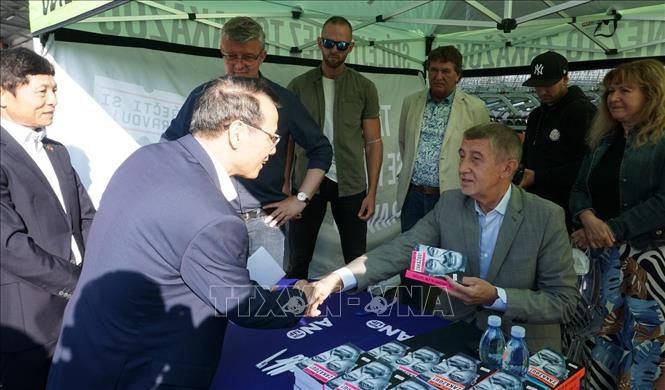 Trong ảnh: Thủ tướng Andrej Babiš ký tặng sách hồi ký tại TTTM Sapa.  Ảnh: Hồng Kỳ/PV TTXVN tại Praha                                       