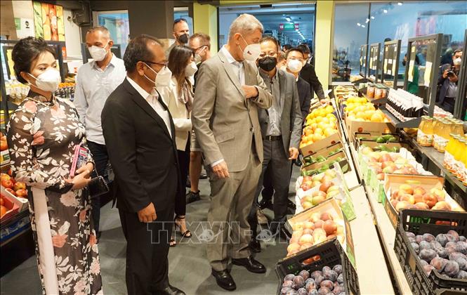 Trong ảnh: Thủ tướng Andrej Babiš thăm TTTM Tamda Food. Ảnh: Hồng Kỳ/PV TTXVN tại Praha        