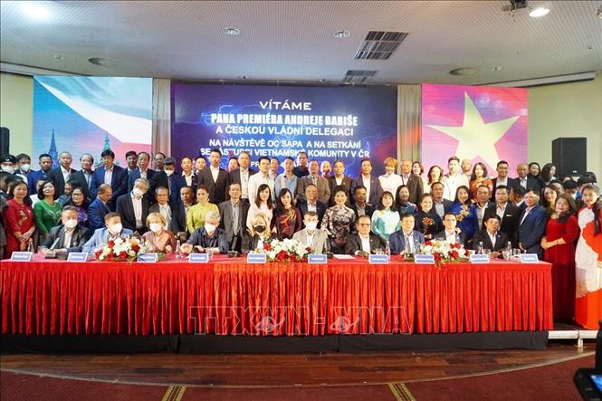 Trong ảnh: Thủ tướng Andrej Babiš chụp ảnh cùng các đại biểu. Ảnh: Hồng Kỳ/PV TTXVN tại Praha   