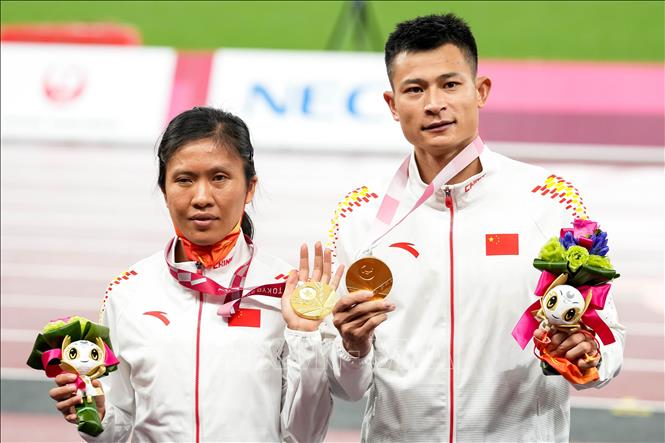 Trong ảnh: VĐV Liu Cuiqing (trái) của Trung Quốc giành HCV nội dung điền kinh 200m nữ, hạng T11, tại Paralympic Tokyo 2020, Nhật Bản, ngày 4/9/2021. Ảnh: THX/ TTXVN