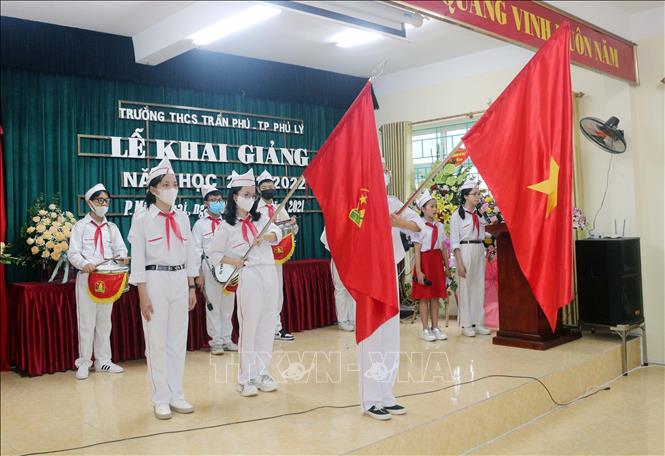 Trong ảnh: Học sinh tham gia Lễ khai giảng thực hiện các phần nghi lễ trang nghiêm của buổi lễ  Ảnh: Đại Nghĩa - TTXVN