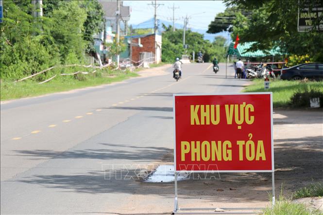Trong ảnh: Chốt kiểm soát tạm thời được thành lập để hạn chế tối đa người và phương tiện ra, vào khu vực cách ly thuộc thôn Thắng Hiệp, xã Hàm Thắng, huyện Hàm Thuận Bắc (Bình Thuận). Ảnh: Nguyễn Thanh – TTXVN