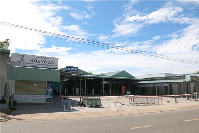 Trong ảnh: Tạm dừng hoạt động các chợ truyền thống trên địa bàn xã Hàm Chính, huyện Hàm Thuận  Bắc (Bình Thuận) để phòng, chống dịch COVID-19. Ảnh: Nguyễn Thanh – TTXVN