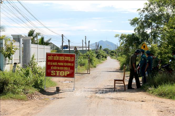 Trong ảnh: Các chốt kiểm soát tạm thời được thành lập để hạn chế tối đa người và phương tiện ra, vào khu vực cách ly thuộc địa bàn xã Hàm Chính, huyện Hàm Thuận Bắc (Bình Thuận). Ảnh: Nguyễn Thanh – TTXVN