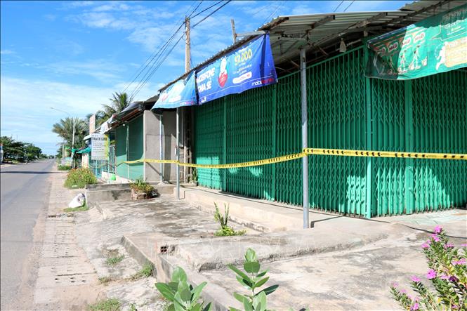 Trong ảnh: Chăng dây phong tỏa cửa hàng kinh doanh, hộ nhà dân ven Quốc lộ 28 thuộc địa bàn xã Hàm Chính, huyện Hàm Thuận  Bắc (Bình Thuận). Ảnh: Nguyễn Thanh - TTXVN