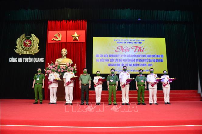Trong ảnh: Tặng hoa chúc mừng các báo cáo viên tham gia hội thi. Ảnh: Nam Sương - TTXVN