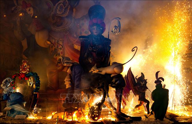 Trong ảnh: Đốt những hình nộm nhiều màu sắc  tại  lễ hội 