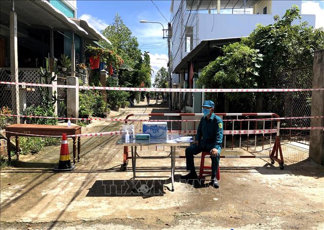 Trong ảnh: Chốt kiểm soát tại Khu công nghiệp Quảng Phú do UBND phường Quảng Phú thiết lập. Ảnh: Lê Ngọc Phước- TTXVN



