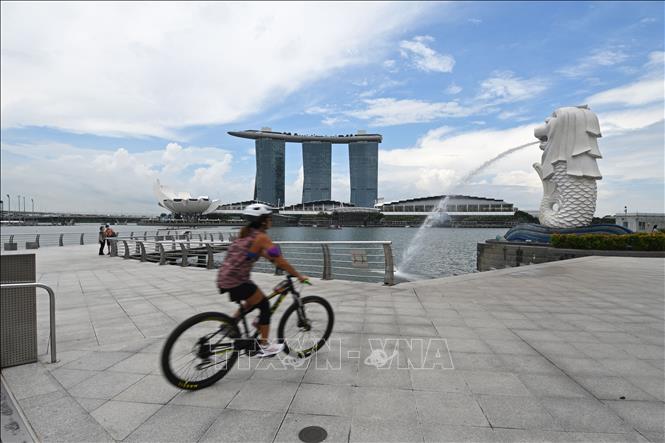 Trong ảnh: Cảnh vắng vẻ tại Vịnh Marina, Singapore, trong thời gian áp dụng các biện pháp hạn chế phòng dịch COVID-19 ngày 11/8/2021. Ảnh: THX/ TTXVN