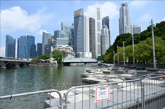 Trong ảnh: Đóng cửa khu vực công công để phòng dịch COVID-19 tại Singapore, ngày 25/6/2021. Ảnh: AFP/ TTXVN