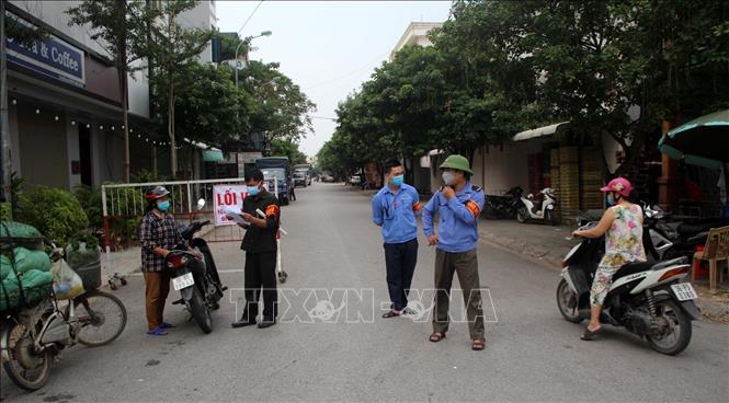 Chốt kiểm soát người ra vào chợ đầu mối Đông Hương, thành phố Thanh Hóa. Ảnh: Nguyễn Nam-TTXVN