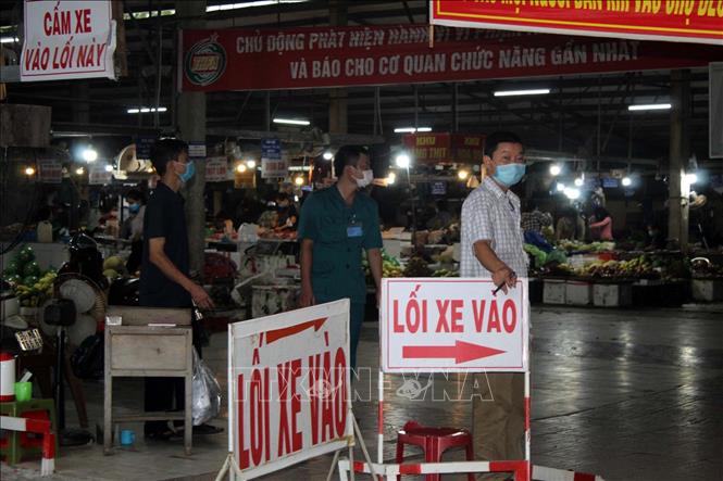 Người vào chợ Đông Thành, thành phố Thanh Hóa mua hàng phải có phiếu đị chợ. Ảnh: Nguyễn Nam-TTXVN
