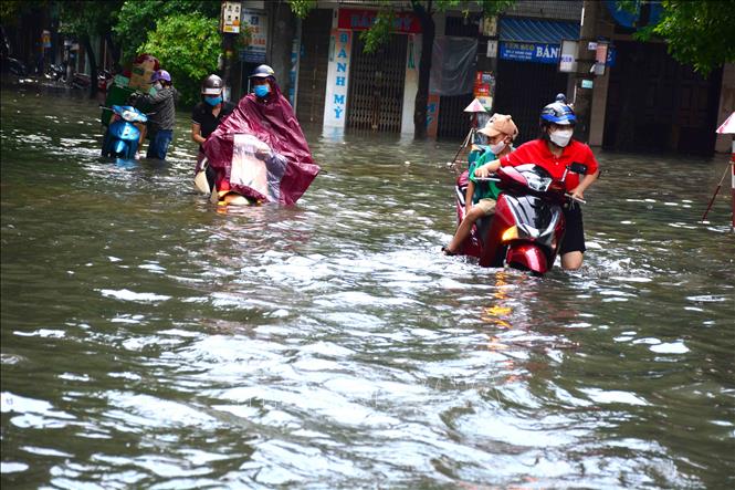 Trong ảnh: Nhiều phương tiện bị chết máy. Ảnh: Công Luật - TTXVN