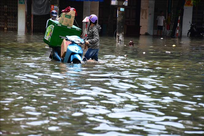Trong ảnh: Nhiều phương tiện bị chết máy tại đường Phan Đình Phùng, thành phố Nam Định. Ảnh: Công Luật - TTXVN
