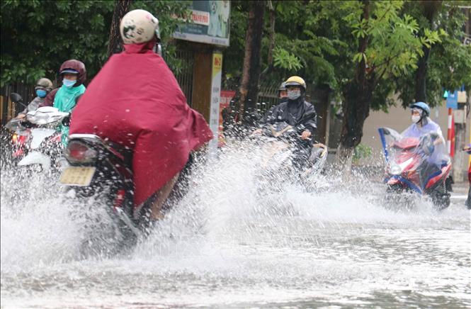 Trong ảnh: Đoạn đường Trần Phú ngập nặng vào đúng giờ cao điểm buổi sáng. Ảnh: Nguyễn Công Hải-TTXVN