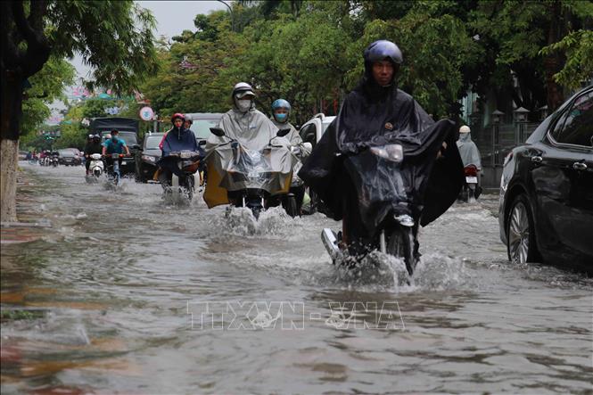 Trong ảnh: Mưa to gây ngập tại nhiều đoạn đường trong thành phố, khiến người và phương tiện gặp nhiều khó khăn khi tham gia giao thông. Ảnh: Nguyễn Công Hải-TTXVN