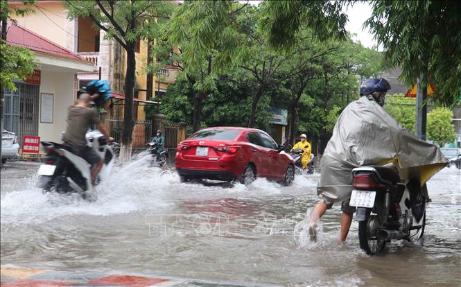 Trong ảnh: Đoạn đường Trần Phú bị ngập nặng khiến nhiều phương tiện bị chết máy. Ảnh: Nguyễn Công Hải-TTXVN