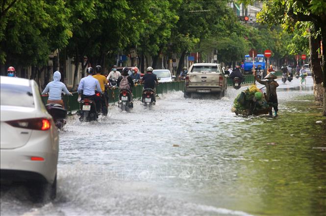 Trong ảnh: Đường Lý Bôn, đoạn qua phường Kỳ Bá bị ngập nặng. Ảnh: Thế Duyệt – TTXVN 