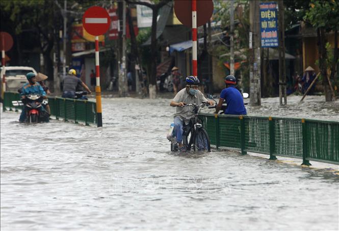 Trong ảnh: Đường Lý Bôn, đoạn qua phường Tiền Phong ngập sâu trong nước. Ảnh: Thế Duyệt – TTXVN