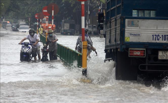 Trong ảnh: Đường Lý Bôn, đoạn qua phường Tiền Phong ngập sâu trong nước khiến nhiều phương tiện bị chết máy. Ảnh: Thế Duyệt – TTXVN 
