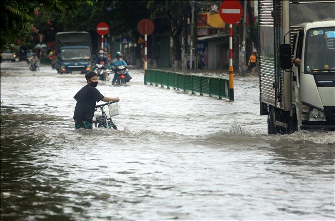 Trong ảnh: Đường Lý Bôn, đoạn qua phường Tiền Phong ngập sâu trong nước. Ảnh: Thế Duyệt – TTXVN