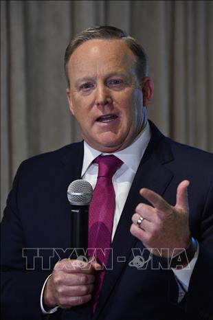 Trong ảnh (tư liệu): Cựu phát ngôn viên Nhà Trắng Sean Spicer phát biểu tại New York, Mỹ, ngày 25/4/2018. Ảnh: AFP/ TTXVN