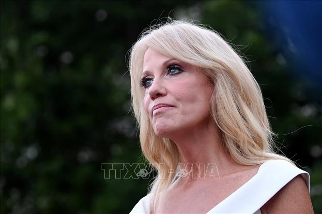 Trong ảnh (tư liệu): Cố vấn Nhà Trắng Kellyanne Conway phát biểu với báo giới tại Washington, DC, ngày 26/8/2020. Ảnh: AFP/ TTXVN