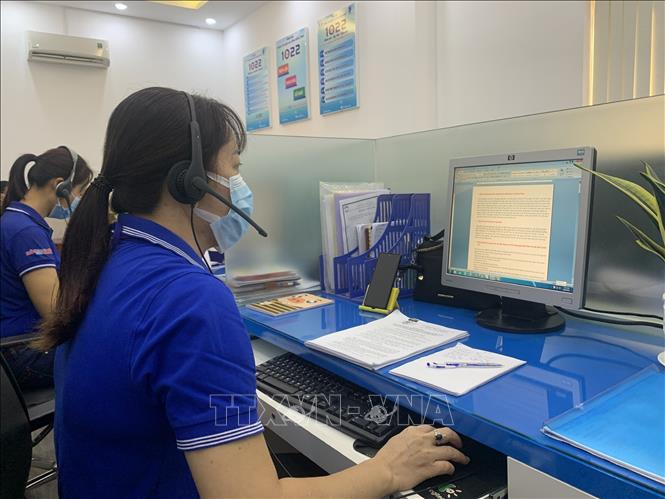 Trong ảnh: Chỉ riêng trong ngày 9/9, Tổng đài 1022 tiếp nhận 430/465 ý kiến liên quan đến công tác phòng, chống dịch bệnh COVID-19 và Tổng đài viên đã trả lời trực tiếp 428 ý kiến chiếm 92,04%. Ảnh: Chương Đài - TTXVN