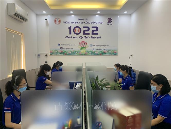 Trong ảnh: 6 Tổng đài viên làm việc xuyên suốt, luôn cố gắng xử lý, hỗ trợ kịp thời các trường hợp gặp khó khăn. Ảnh: Chương Đài - TTXVN