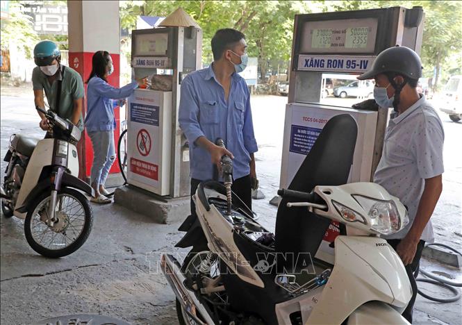 Trong ảnh: Mua bán xăng dầu sau khi tăng giá. Ảnh: Trần Việt - TTXVN