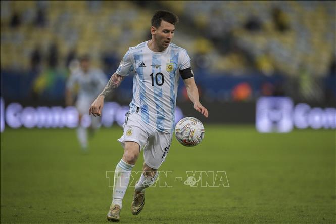Trong ảnh (tư liệu): Pha đi bóng của cầu thủ Argentina Lionel Messi trong trận chung kết Copa America 2021 gặp Brazil tại Rio de Janeiro, Brazil, ngày 10/7/2021. Ảnh: AFP/ TTXVN